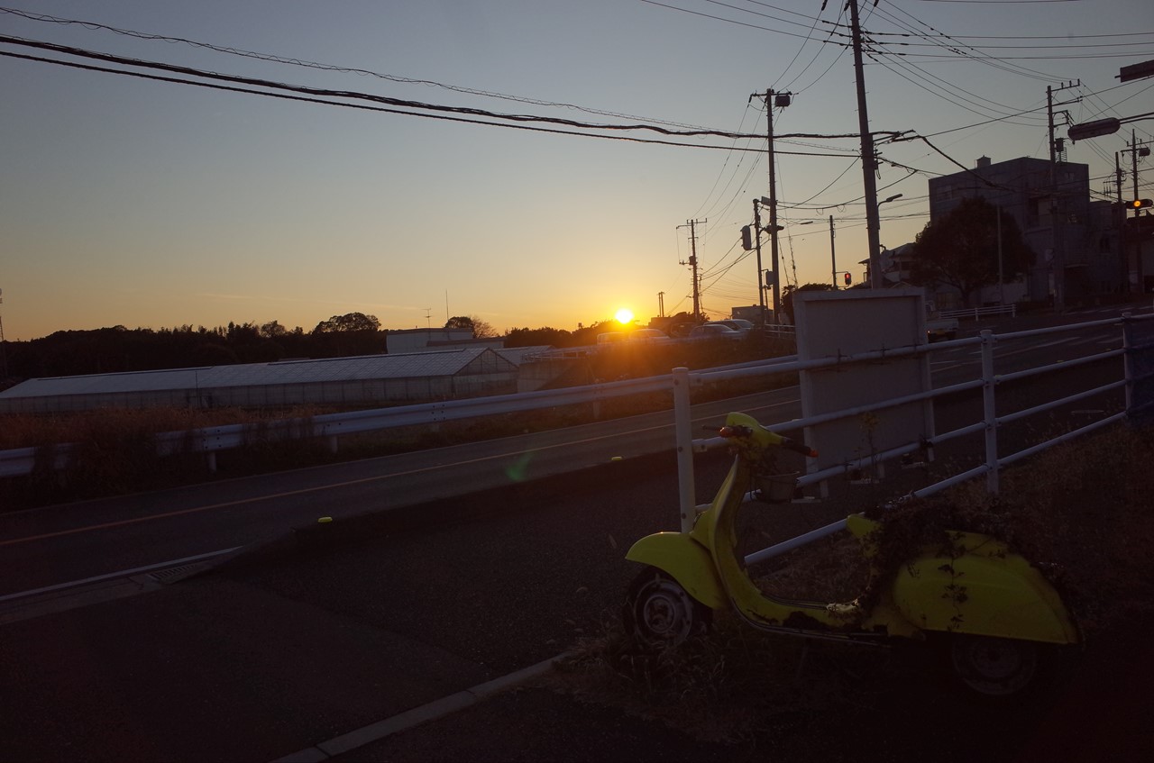 夕暮れ時のベスパRALLY200と店舗前