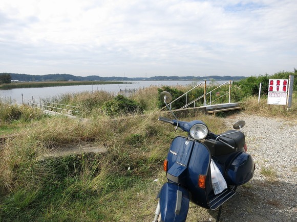 折り返し地点を過ぎて更に走り続けるベスパ