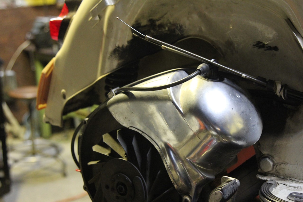 エンジン半分を降ろしたベスパ125GTRの作業中