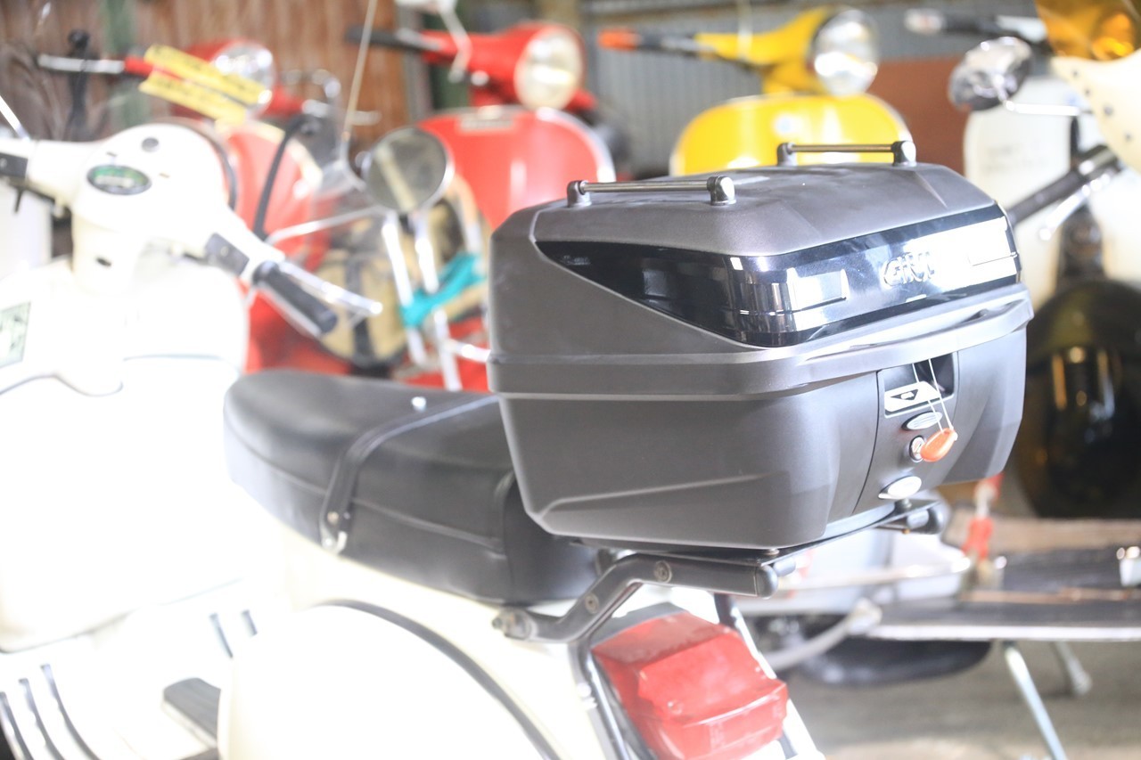 新しい小型トップケースを取り付けたベスパ