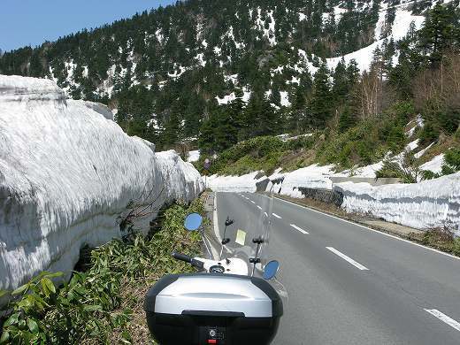 志賀草津高原道路の残雪路