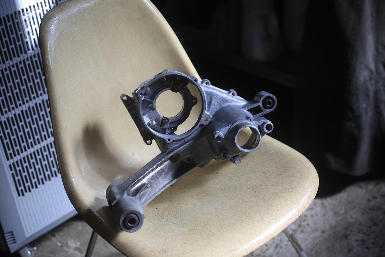 エンジン作業に使うパーツや工具