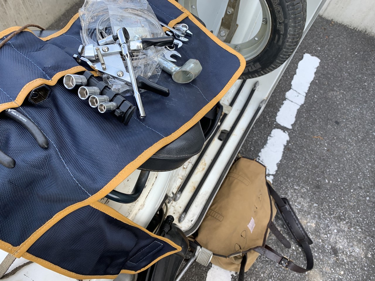 クラッチケーブル調整中の125GTR