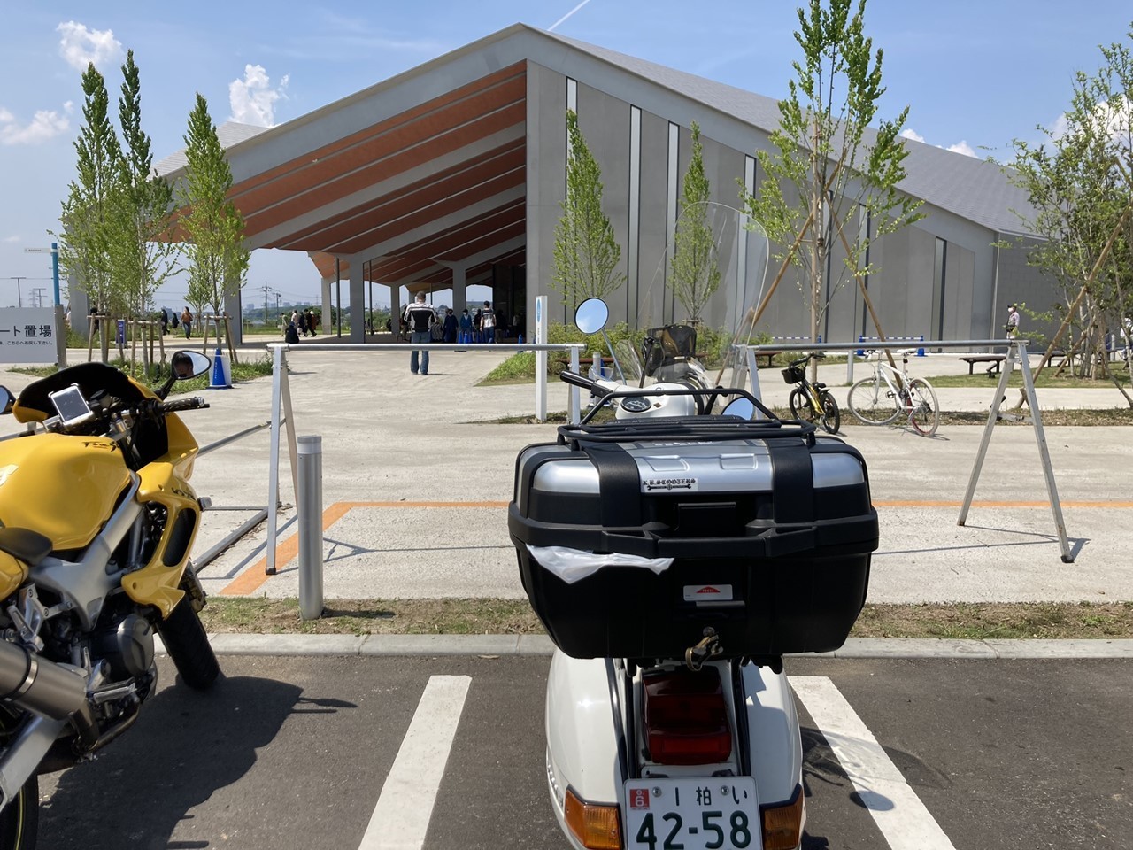 道の駅しょうなんで購入した品物を持つ様子