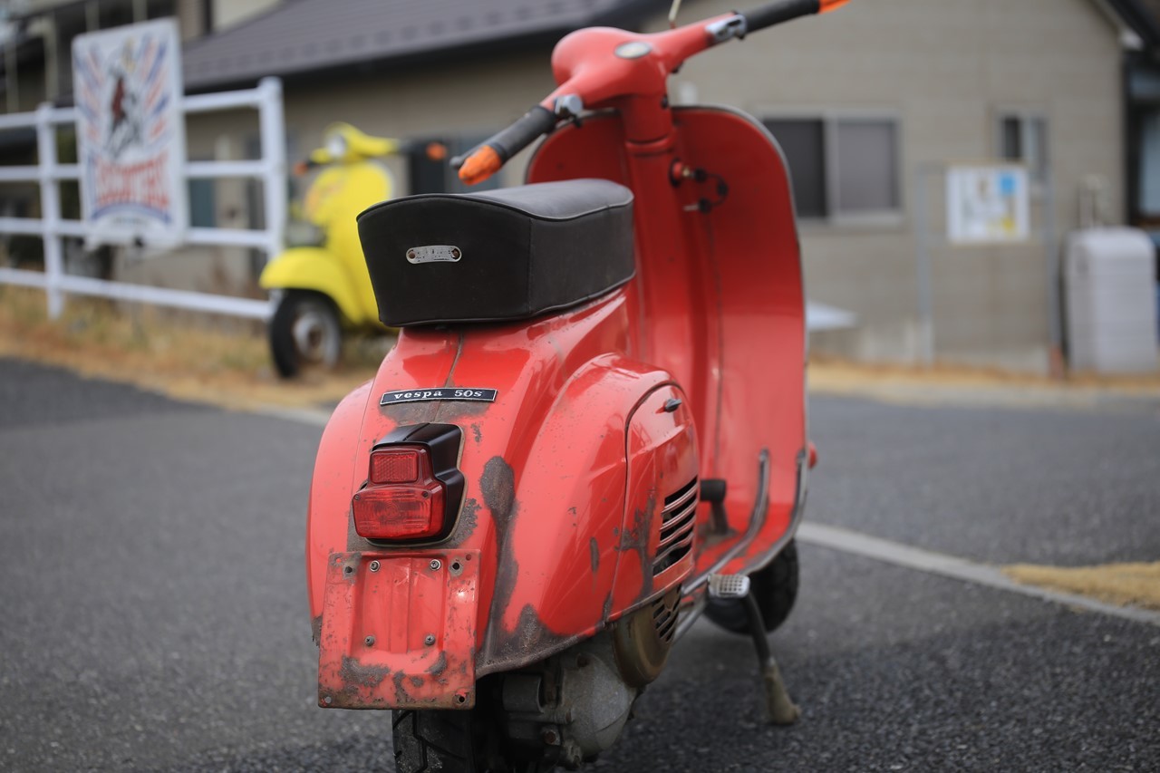 整備前のベスパ50sリア側