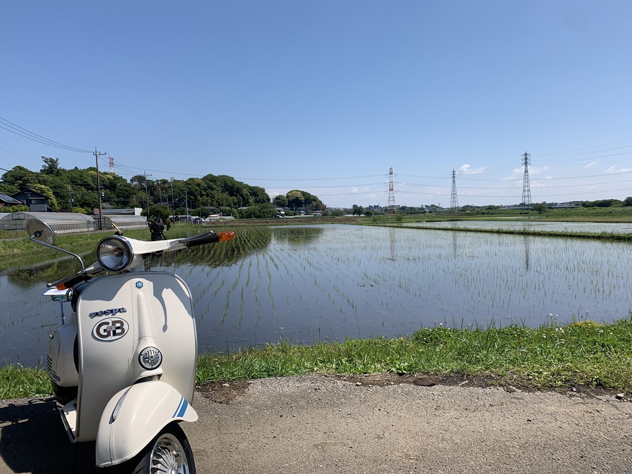快晴の空の下でベスパの試運転風景(アイキャッチ)
