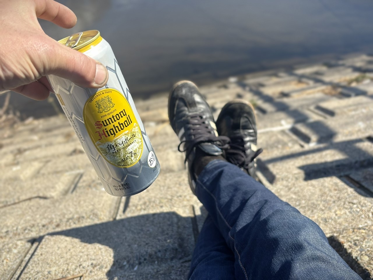 河原で昼から飲酒している様子