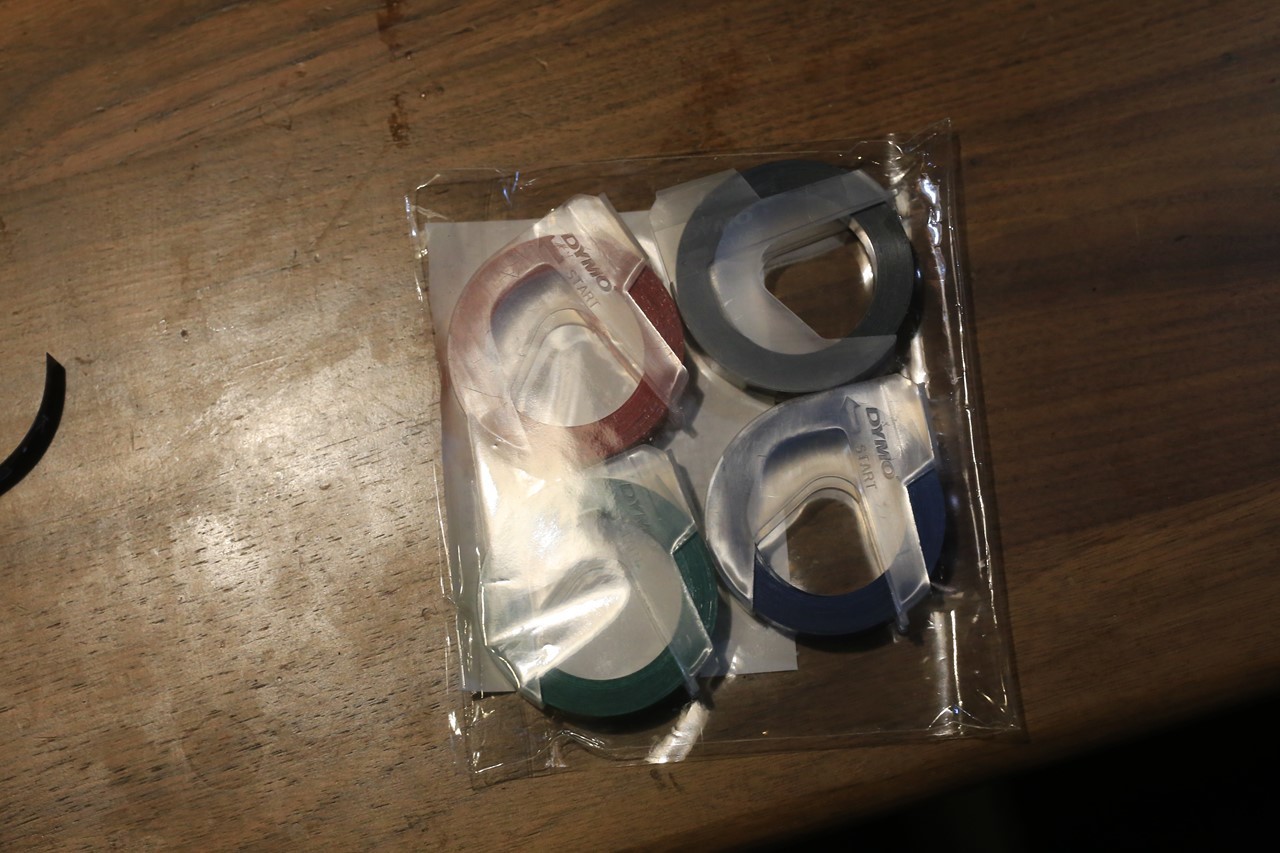 新しく購入した緑テープを手にしたダイモ本体