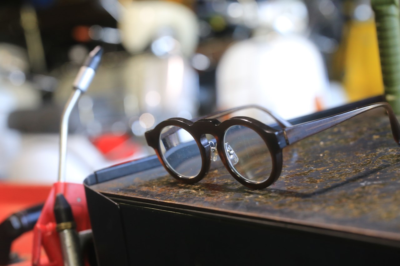 老眼鏡を外して作業を進める様子