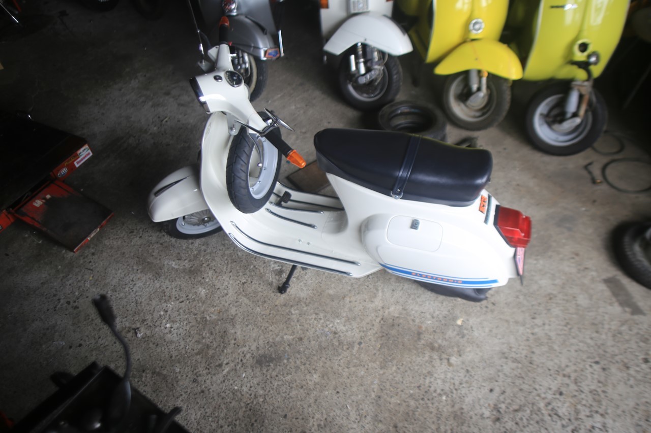 車体磨き作業