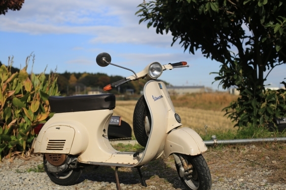 中古車ベスパ100の外装磨き作業