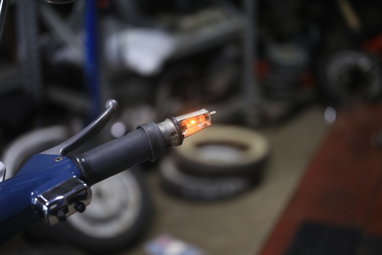 右ウィンカーのアース不良修理作業