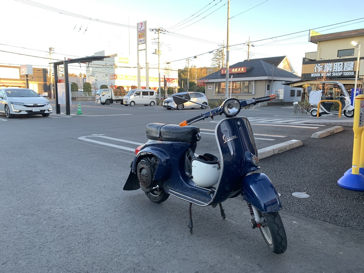 夕暮れ前に走り出すベスパ50s