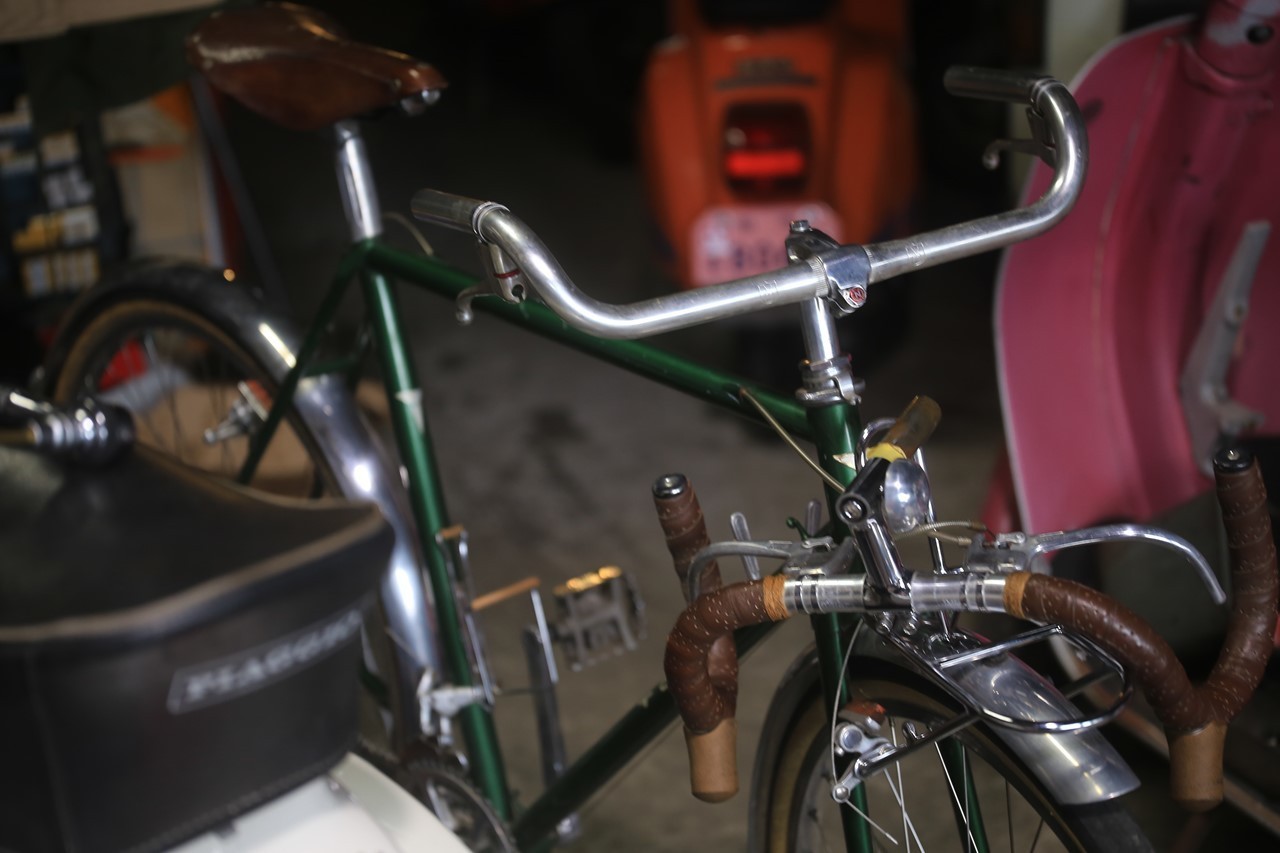 仮組みされた自転車のハンドル