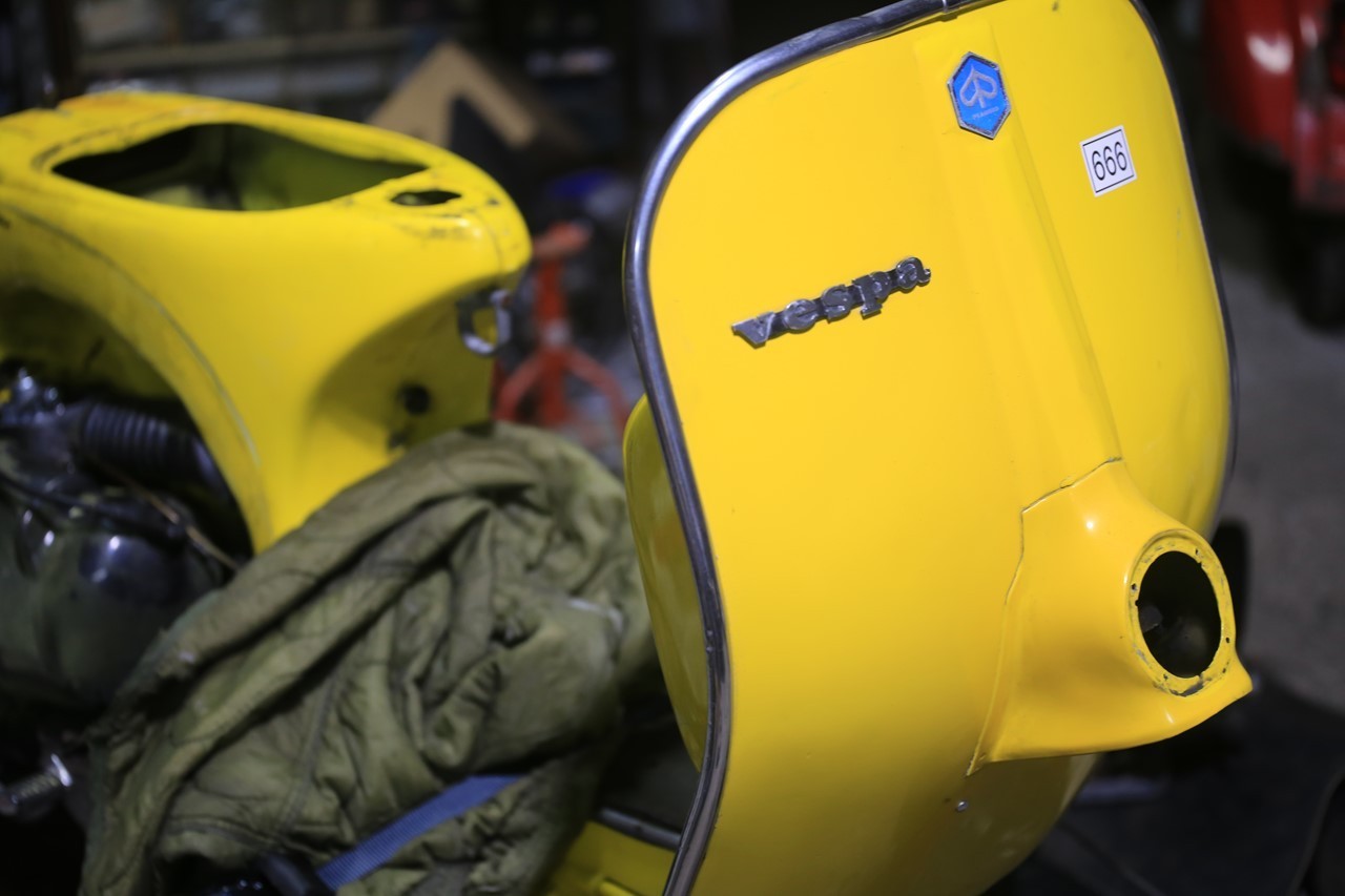 ラリー200のハーネス交換作業中の車体