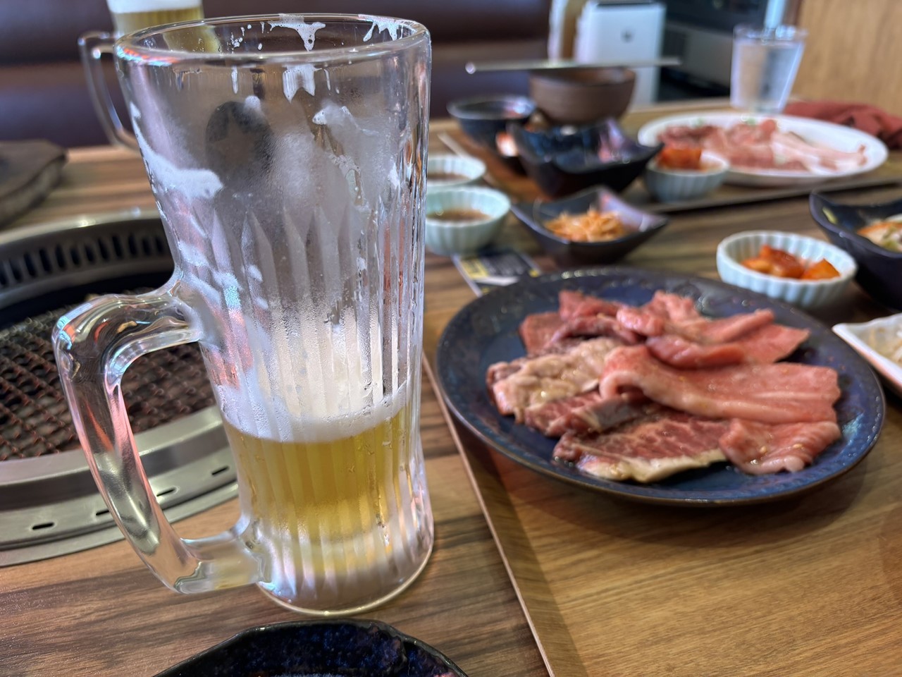 昼から生ビールを楽しんでいる様子