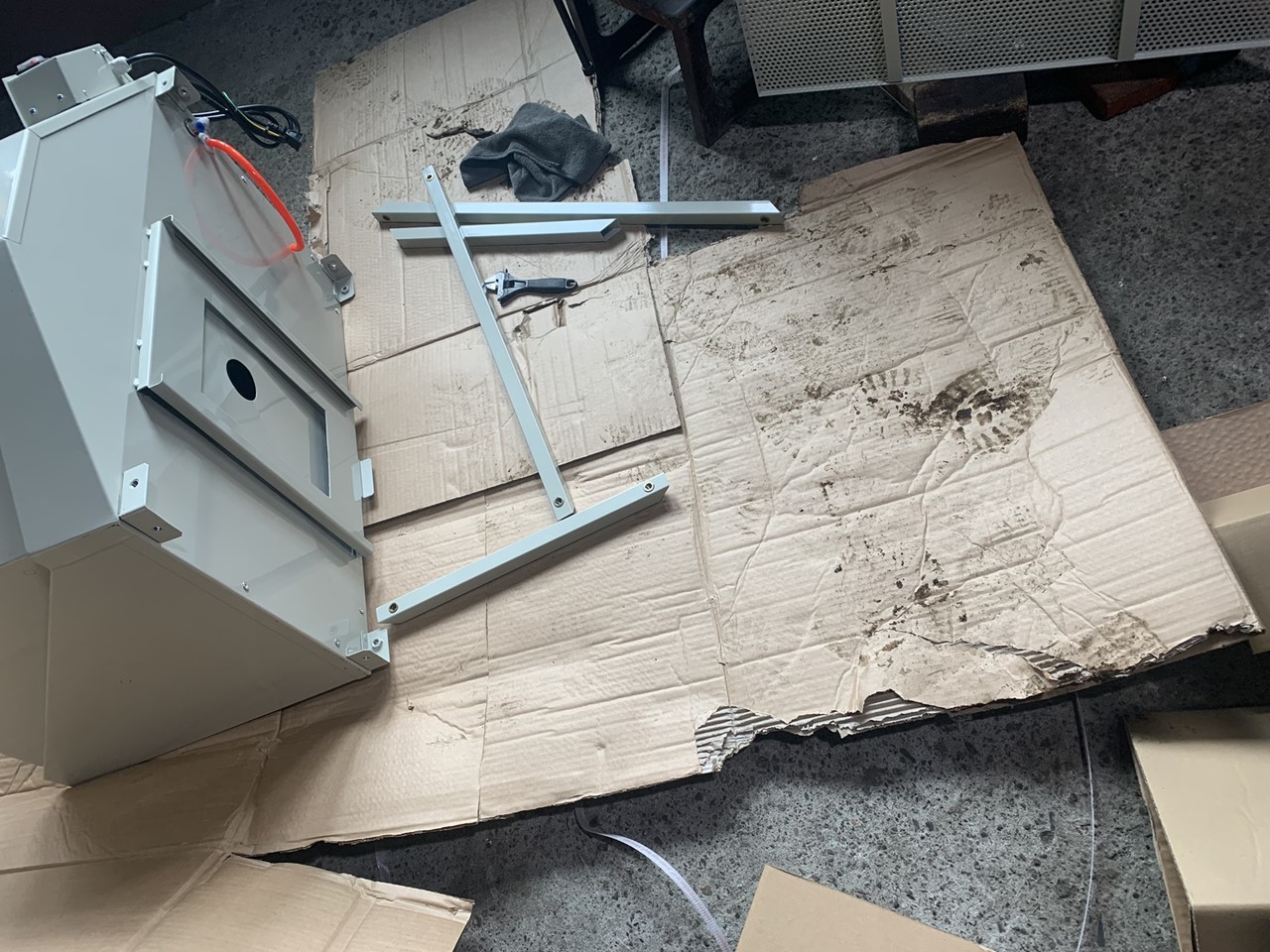 店脇の小屋を片付けて大きな荷物を設置