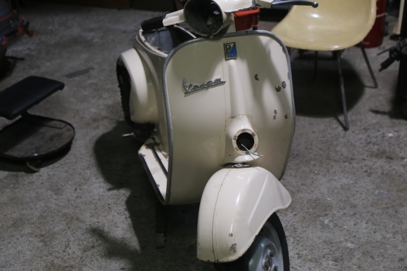 中古車整備中のベスパ100の作業風景