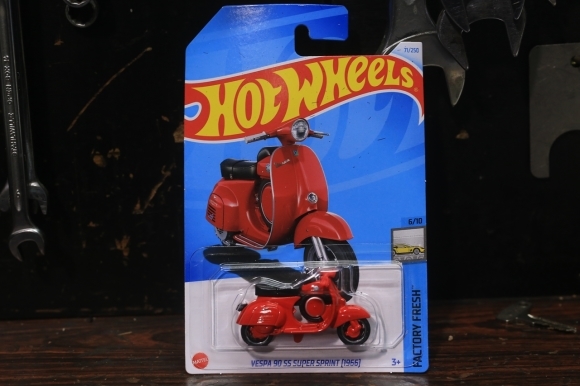 Hot Wheelsのベスパ90ssミニカー