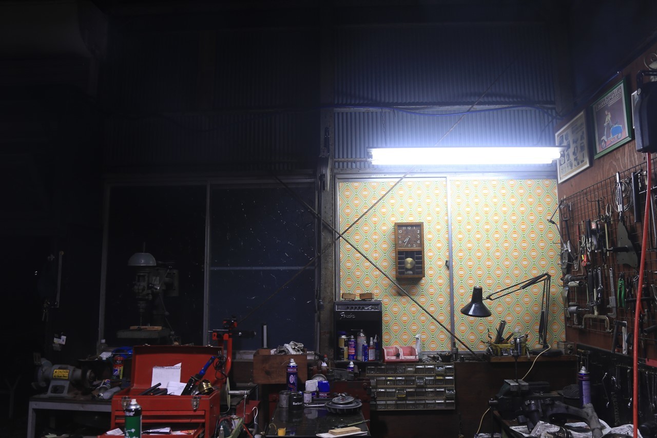 半分を板張りにした店の窓