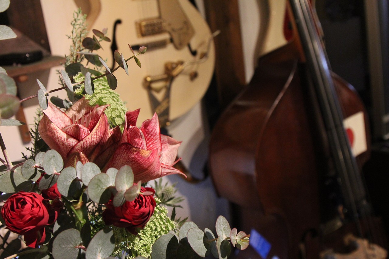 クリスマス仕様の花のアレンジメント