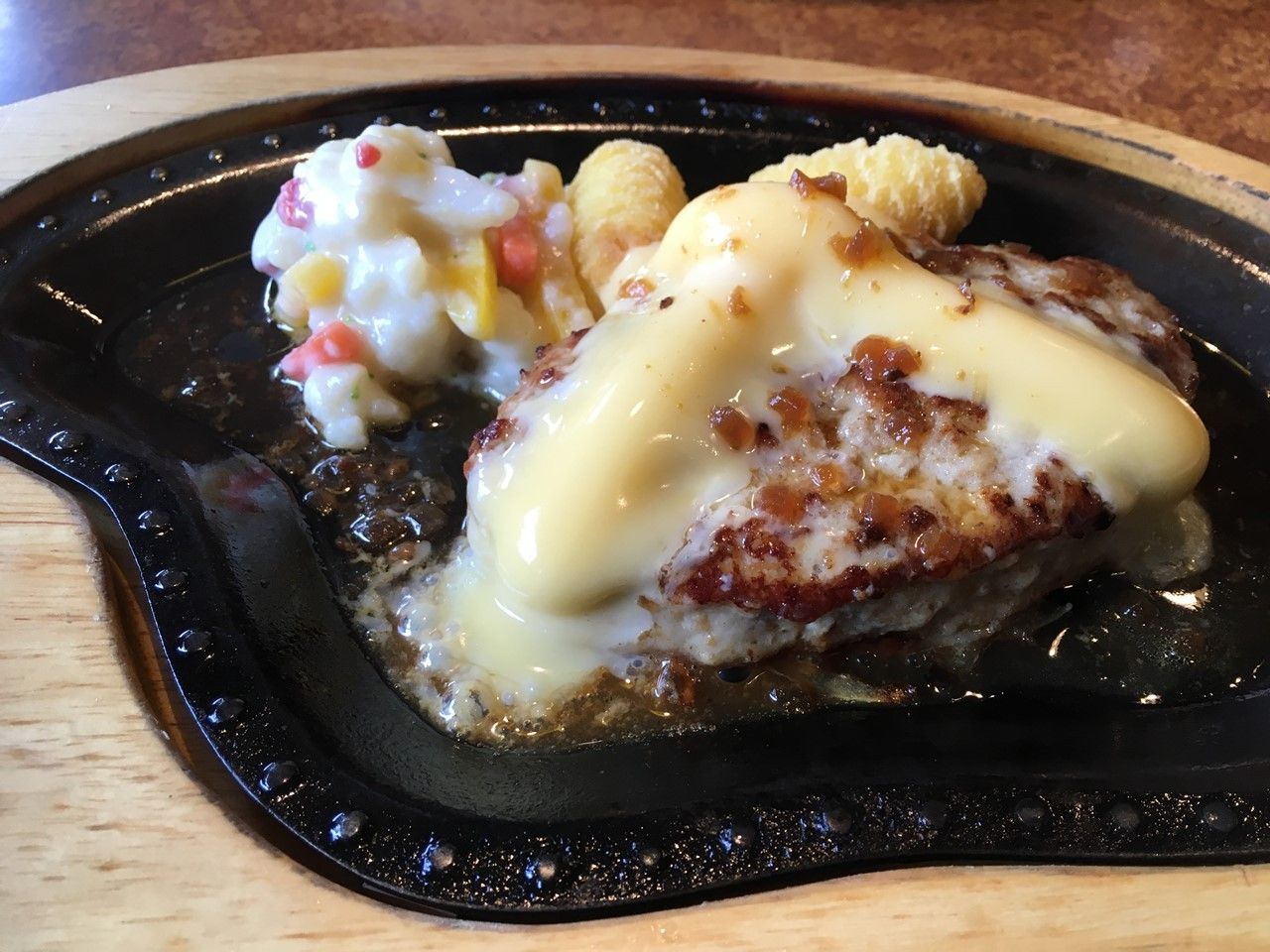 びっくりドンキーのチーズハンバーグ