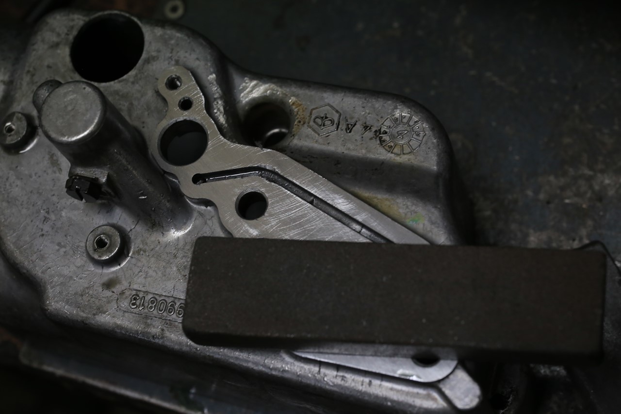 キャブレターを分解整備する工程