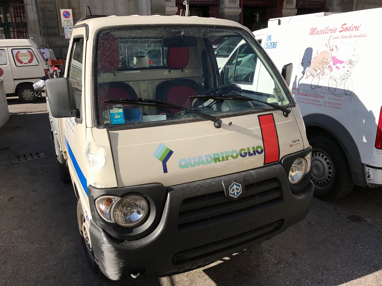 荷物を積んで働くPIAGGIOの軽トラック