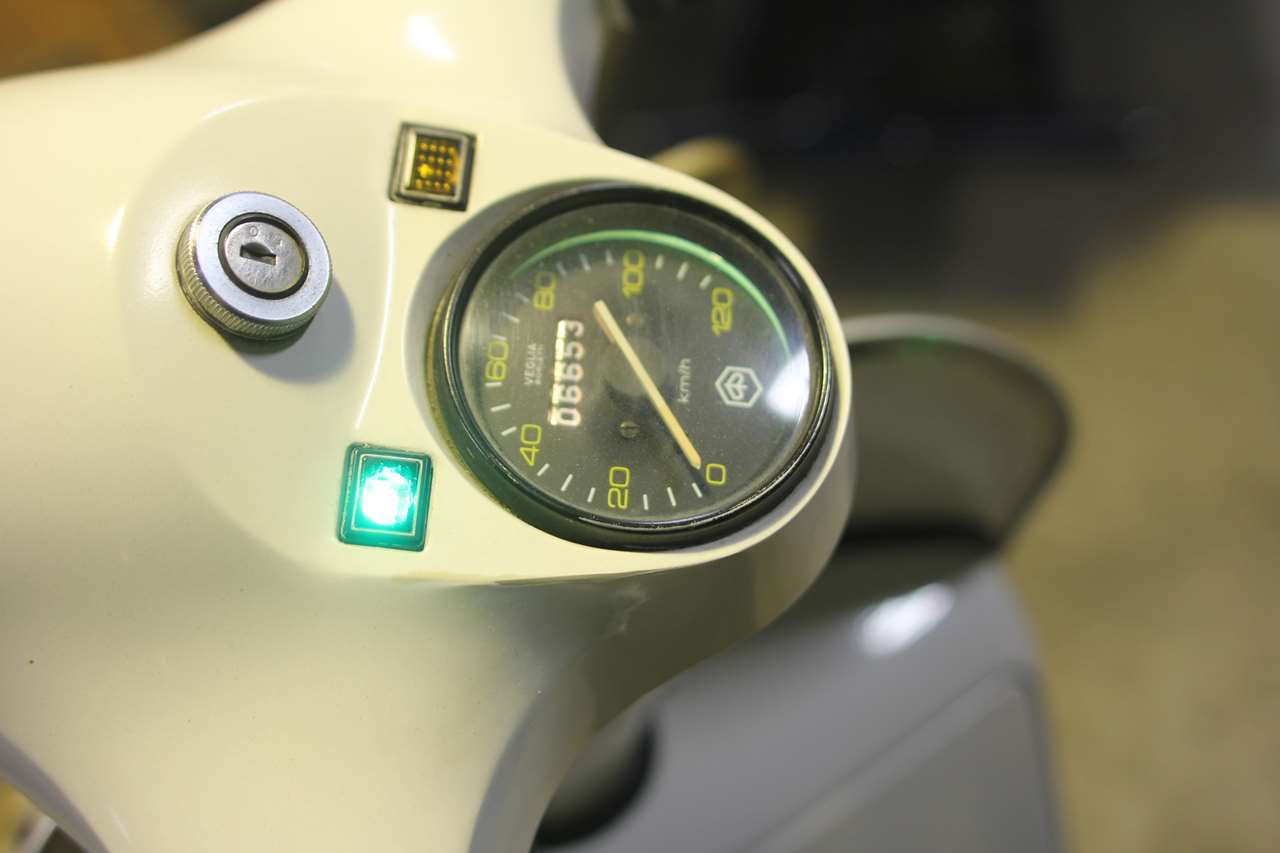 調整後に始動したベスパP200Eのエンジン周辺