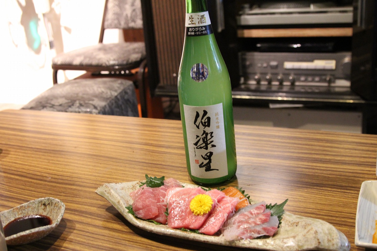お正月用に購入した日本酒の瓶とグラスが並ぶカウンター