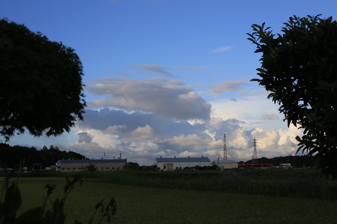 全方位に広がる暗い雲