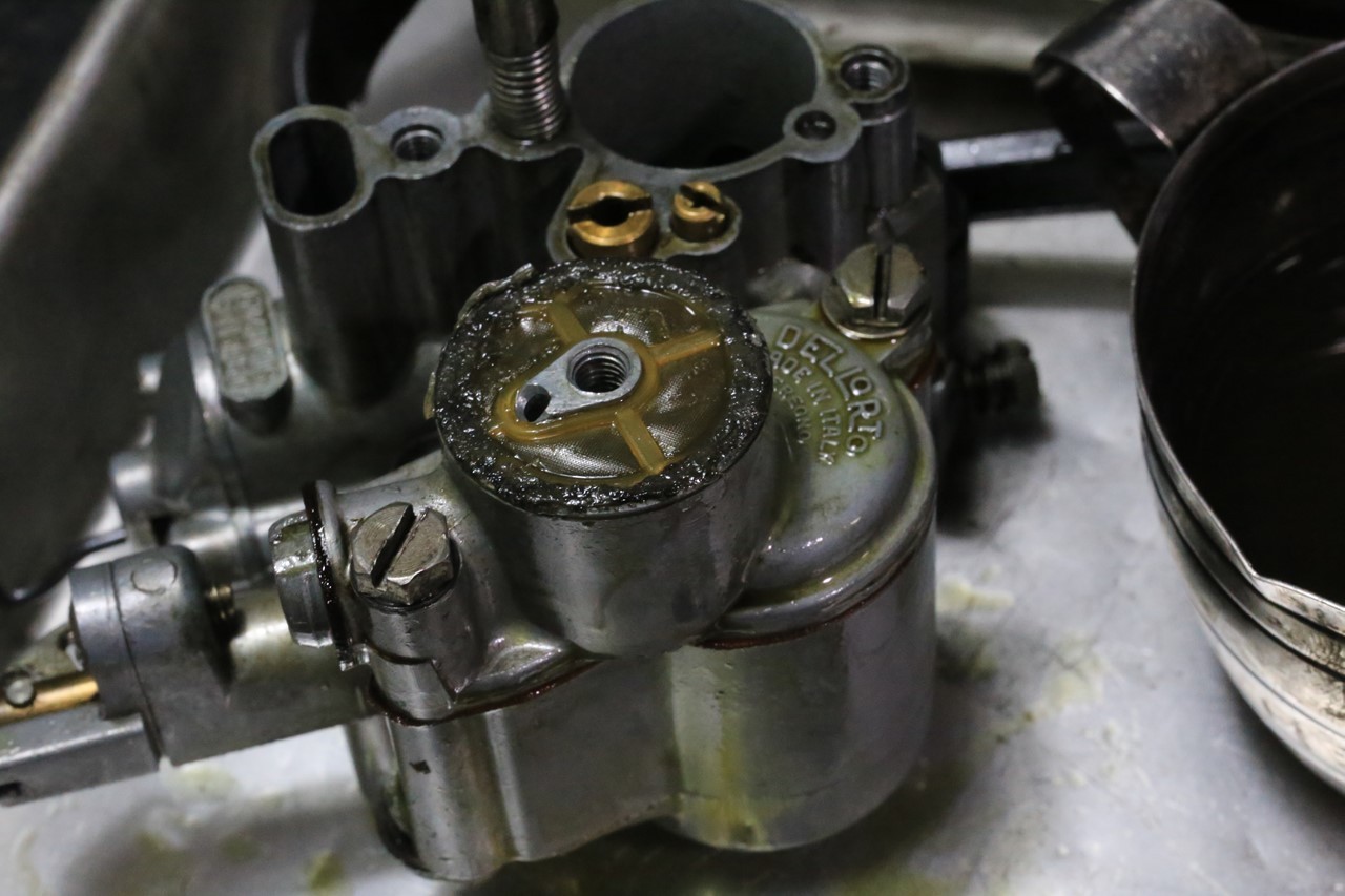 液体ガスケットが使われたキャブレター