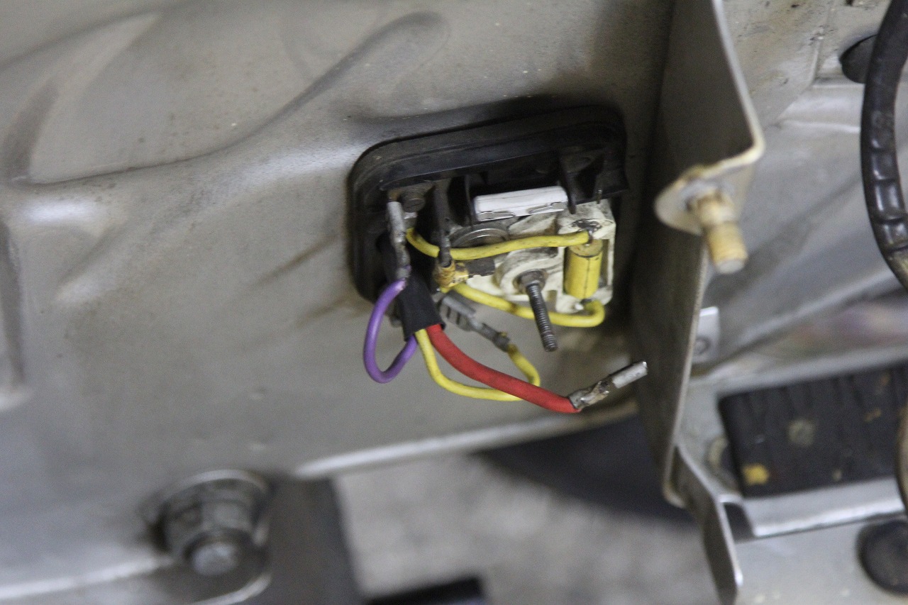 配線の取り回しに苦戦しているベスパの電装部分