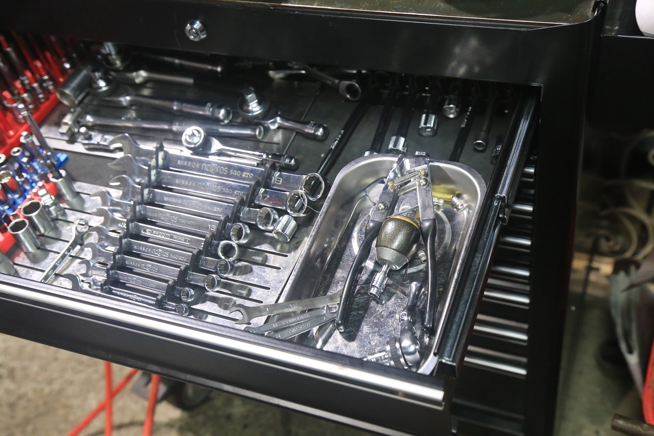 整理されたワイヤー関連の工具収納