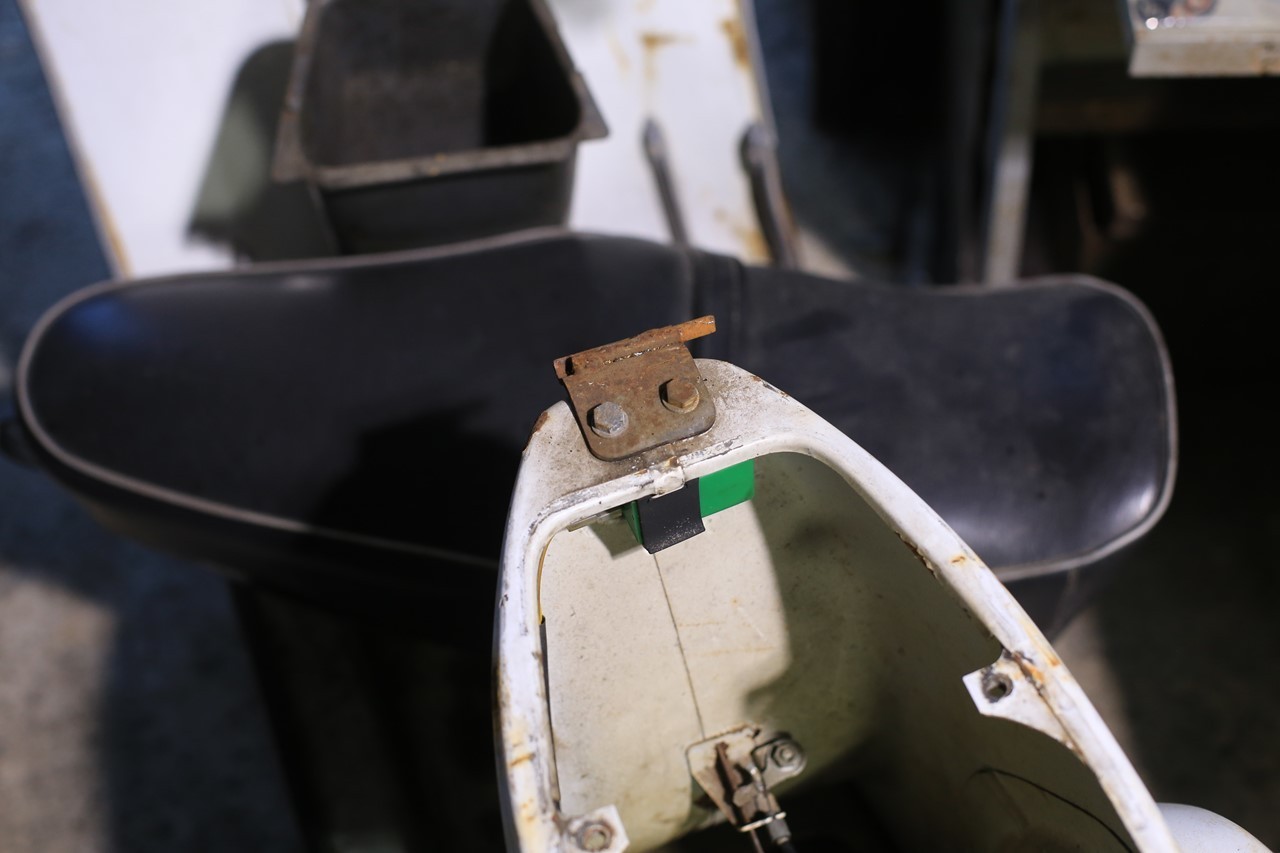 ヒンジが折れて落ちるシートを交換