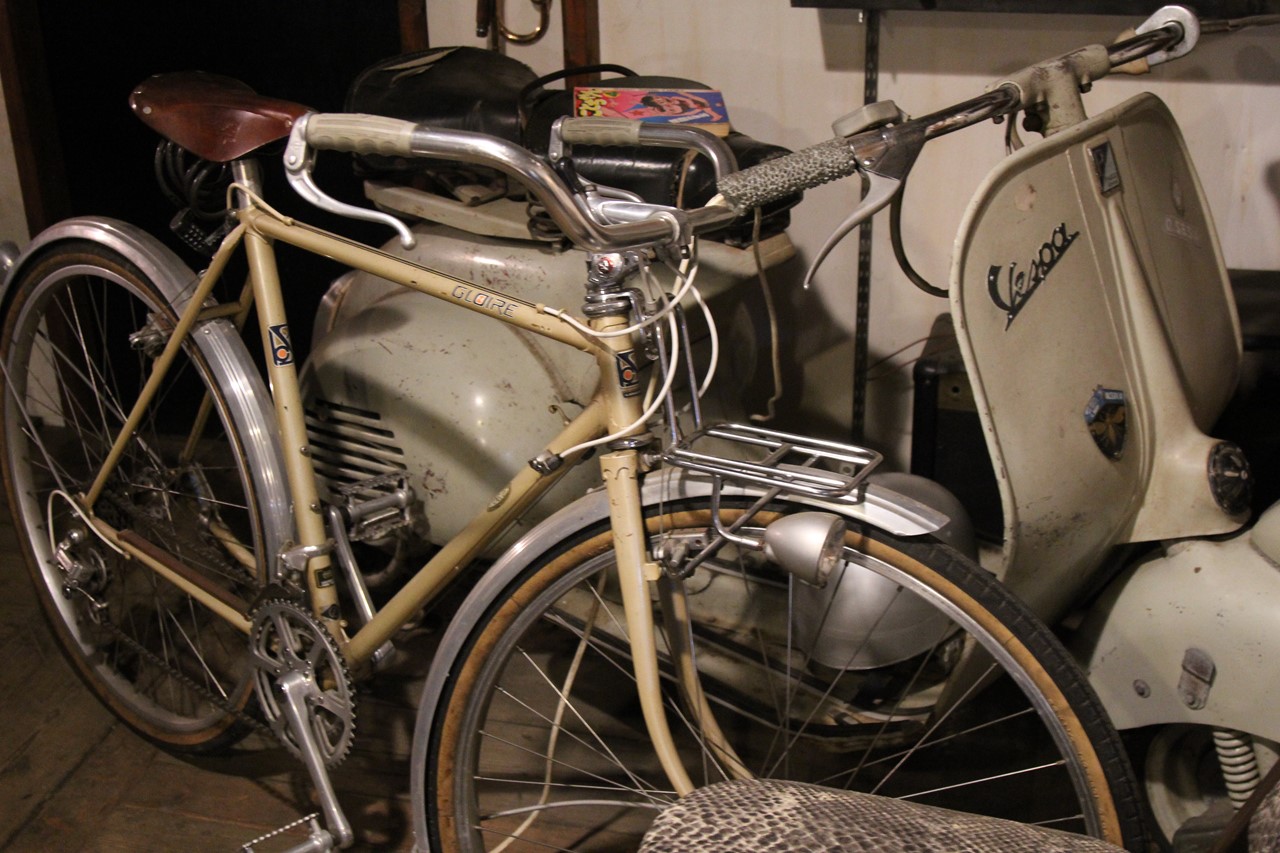 事務所に追いやられたスポーツ自転車