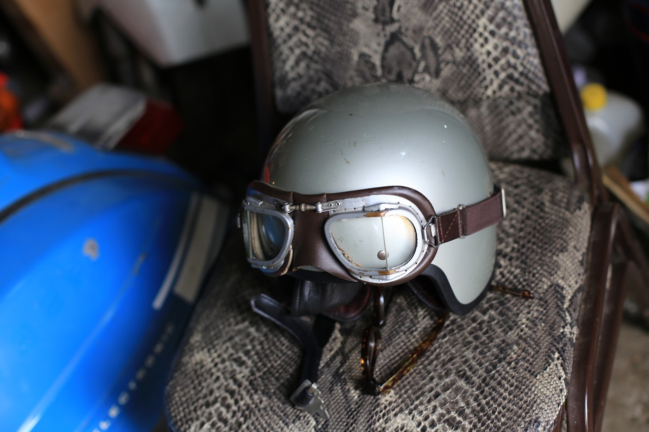 汗で濡れたヘルメット内部
