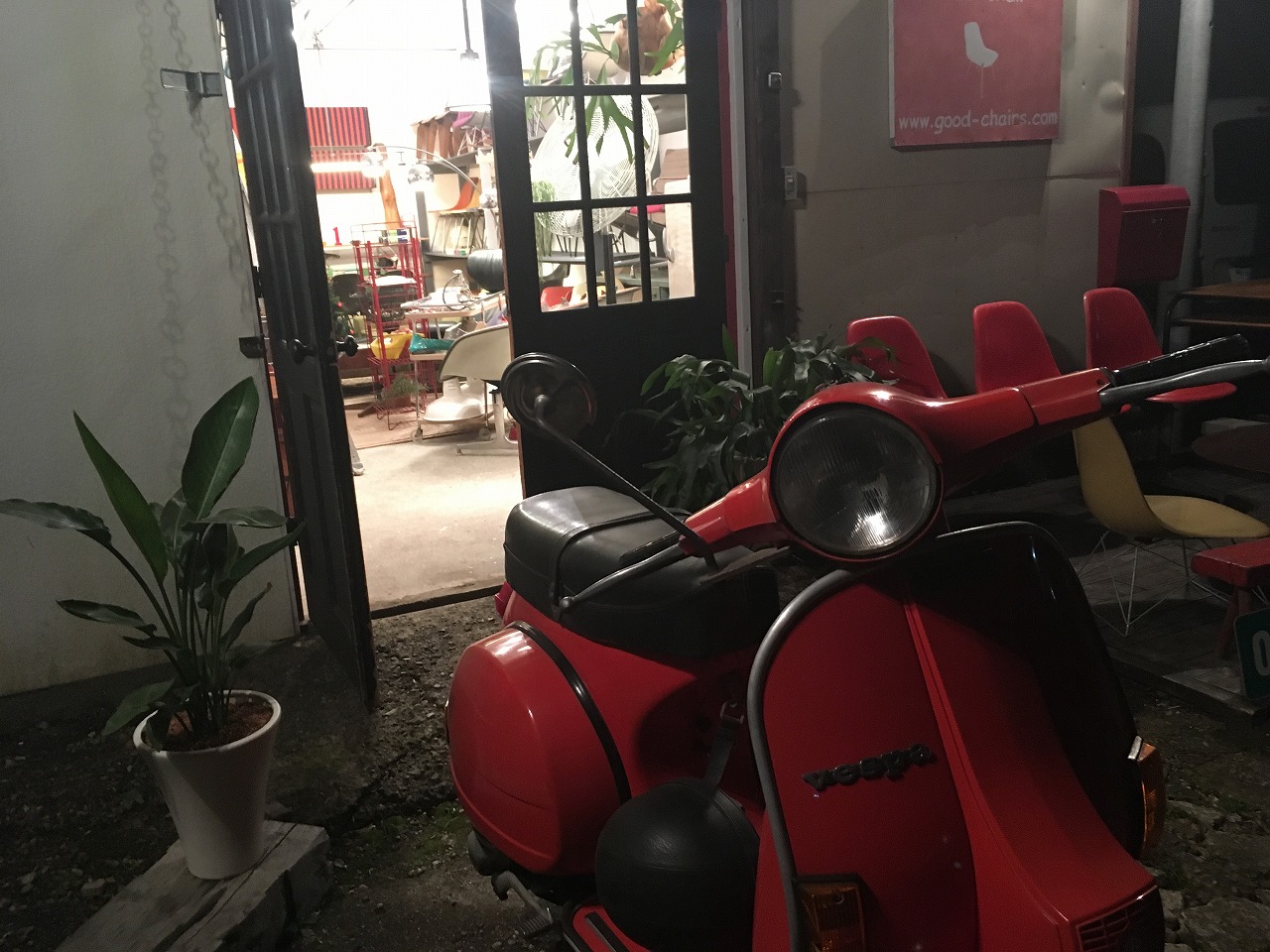 片付け前の散らかった作業台とピット