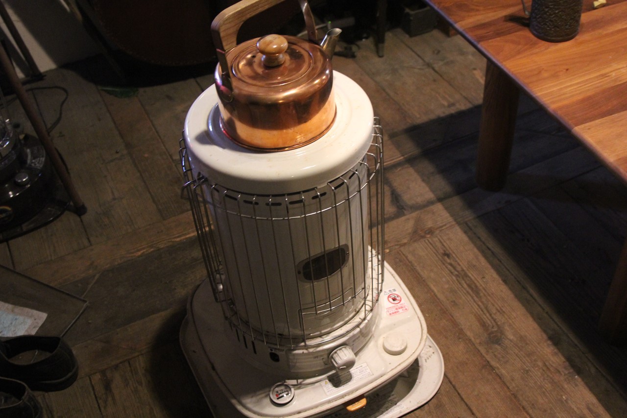 事務所で使う大型ストーブ