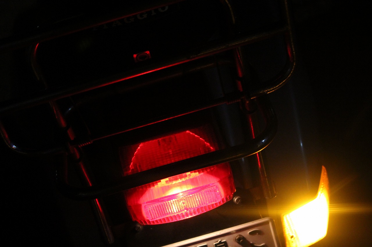 前後ランプが点灯しているP200E、全体の側面ショット