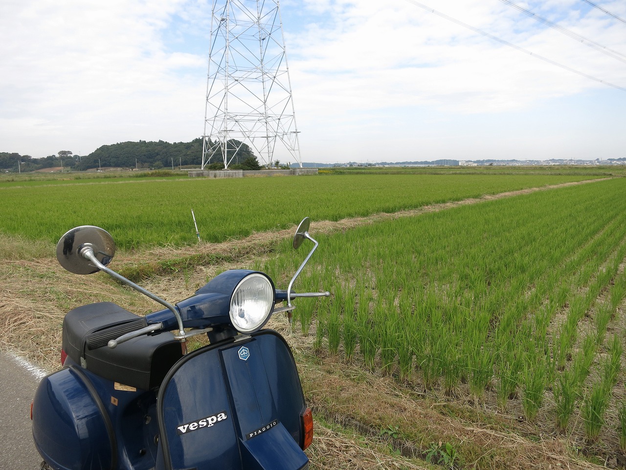 広がる田園地帯を走るベスパPX200E