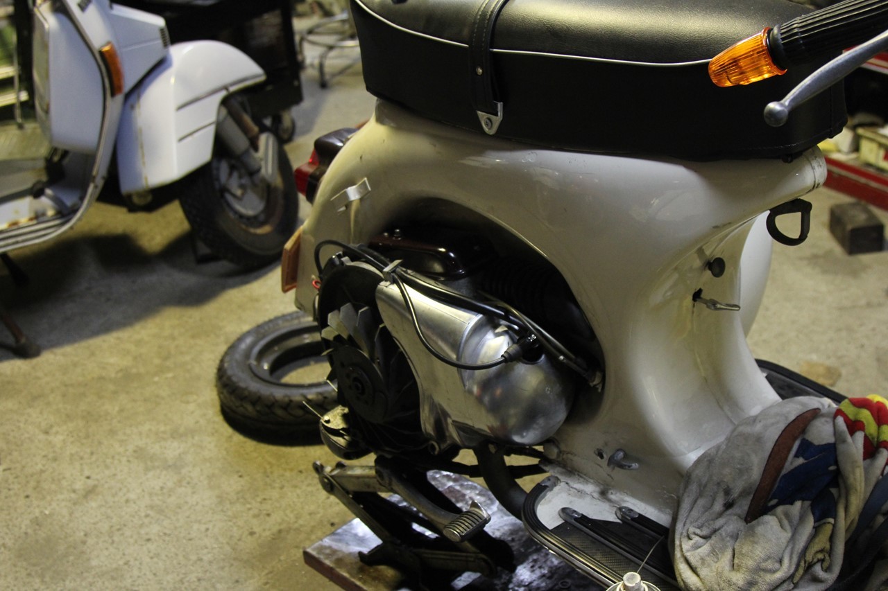 整備後に元に戻ったベスパ125GTRのエンジン部分