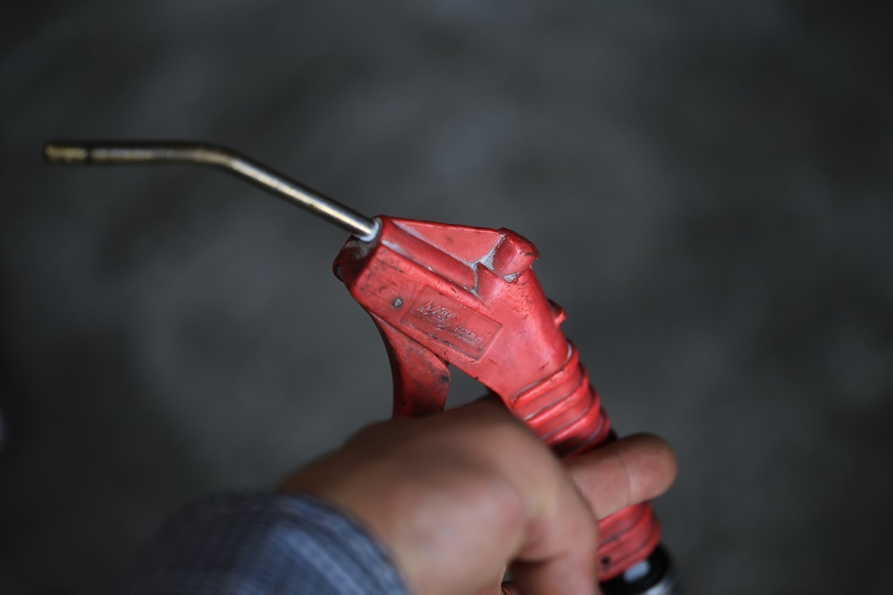 磨き前にエアブローで埃を飛ばしている作業