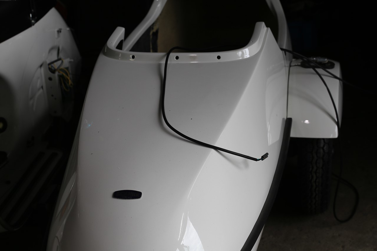 配線作業を進めるベスパとサイドカー