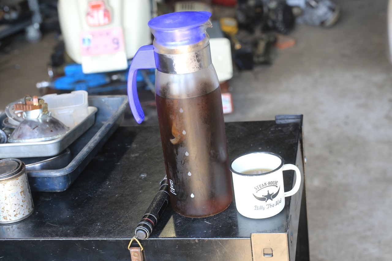 冷たい麦茶を楽しむ場面