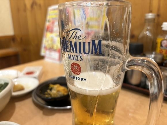 ビールで乾杯するシーン