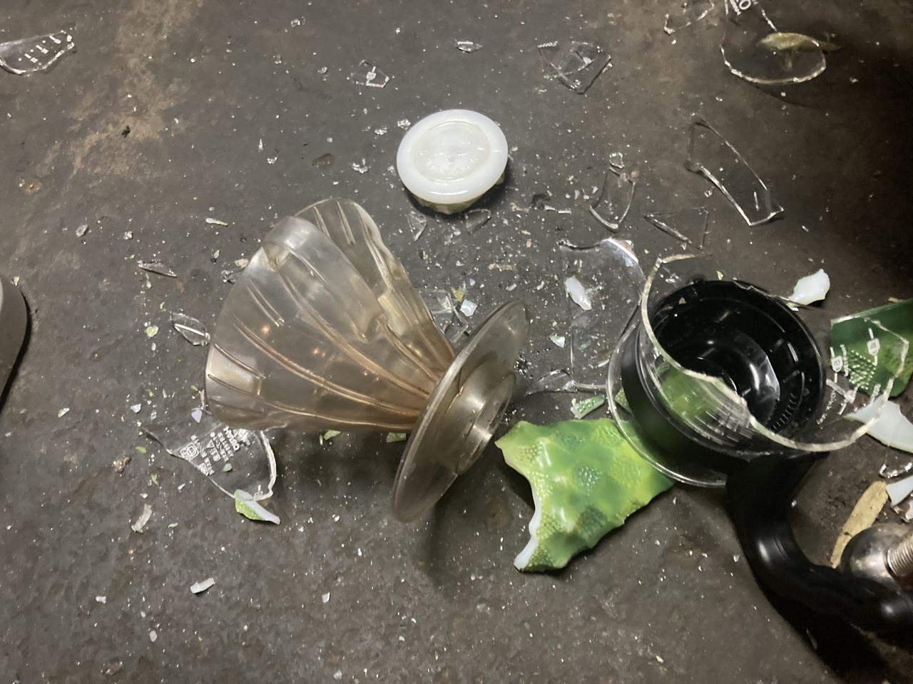 地震で落下して割れたコーヒーセット