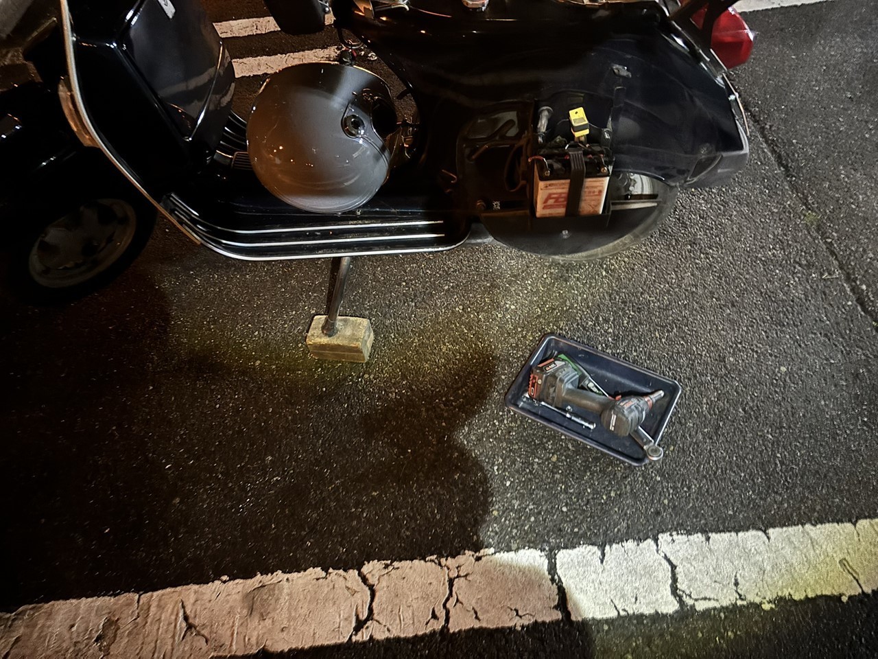ラーメン屋駐車場でスペアタイヤに交換する作業