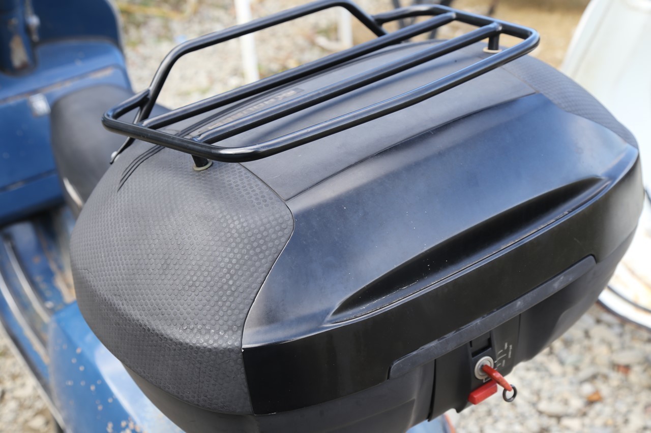 ベスパP125の後部に装着されたTOPケース