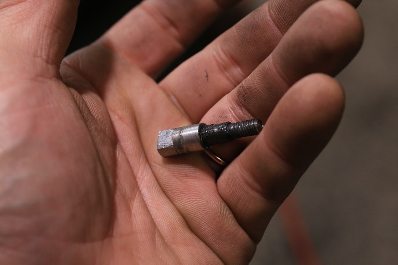 自作加工されたレバーピボットボルト